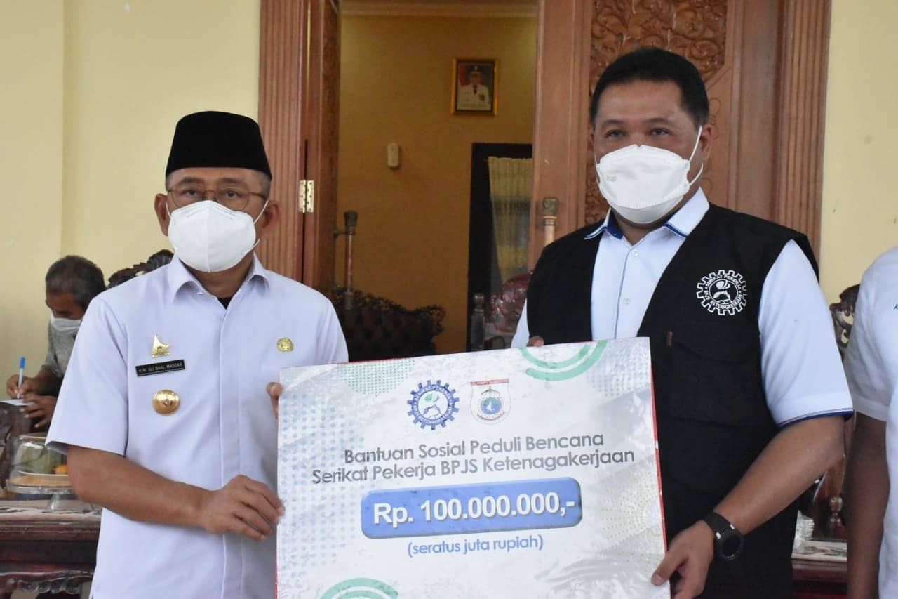 Foto: Gubernur Terima Bantuan dari BPJS Ketenagakerjaan untuk Korban Gempa Sulbar